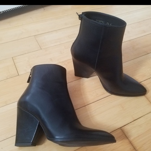 Shoes - Stuart Weitzman Bedford 7.5 boots